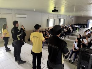 Profissionais do Detran-RO usam a pedagogia para educar e conscientizar sobre o trânsito nas escolas