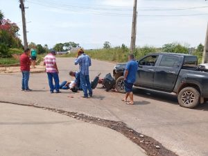 Alta Floresta: Colisão entre caminhonete Hilux e motocicleta Honda Bros 160 deixa mulher ferida no Centro
